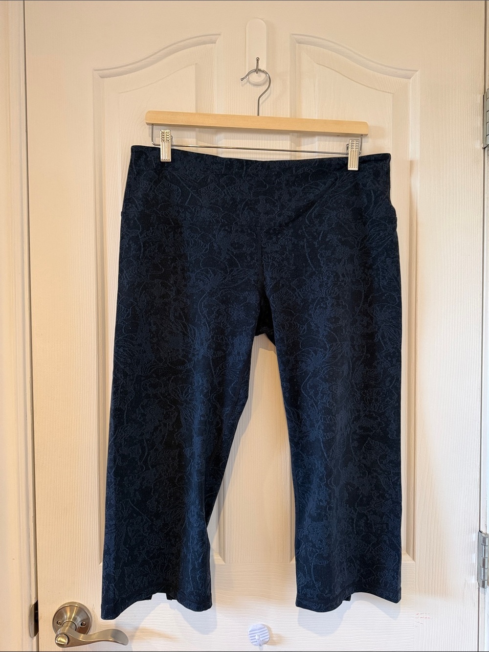 Kirkland Signature Black Floral Cropped Pants XL
